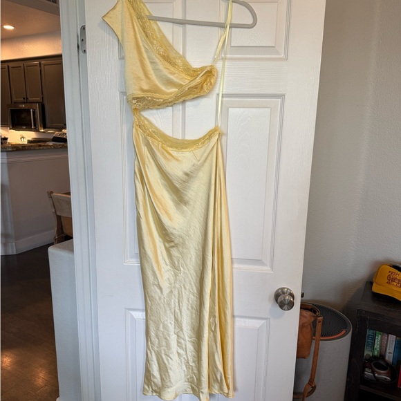 Dresses & Skirts - Elegant Yellow One-Shoulder Dress